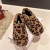 Zapatos peludos 2026 invierno algodón slip-on suela suave cálidos modernos para exteriores nuevo estilo estampado de leopardo para mujer