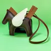 Venda Direta de Fábrica de Pingentes de Bolsa Pônei do Ano do Cavalo, Pingentes Pequenos de Cavalo Voador em Couro PU, Chaveiros de Pônei Desenho Animado Atacado