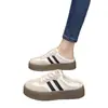 Chinelos femininos versáteis para uso externo, novo modelo primavera e outono 2026, tênis de treino alemães antiderrapantes de sola grossa, sapatos femininos slip-on