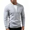 Suéter para hombre de punto con bloques de color y cuello redondo, look de dos piezas, otoño/invierno 2026, top de punto moderno y casual, capa base versátil