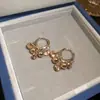 Brincos de Zircônia Dourada Café Laço Geométrico Gota d'Água Pérola Estilo Retro Francês Brincos de Tarraxa Nicho Sensação de Alto Padrão Joias para Orelha