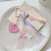 Colgante de bolsa de cinta de encaje rosa dulce con forma de corazón estilo coreano con llavero de oso y lazo lindos para mochilas de niñas