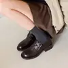 Estilo de luxo leve, couro lavado, sapatilhas Mary Jane com fivela dupla, coleção outono 2026, salto médio bloco, bico redondo, sapatos femininos de couro genuíno