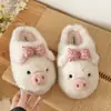 Pantuflas de algodón de alta calidad, elegantes, con diseño de cerdo y moño, para mujer, colección otoño/invierno 2026, cálidas y cómodas para usar en interiores, diseño fácil de poner