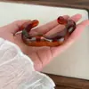 Pulsera Abierta de Resina con Rosca de Colores Manchados Estilo Europeo y Americano Pulsera de Diseño Retro Maillard Joyería de Mano Elegante y de Moda