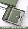 Set de regalo personalizado que incluye un termo, una laptop, una batería externa y un paraguas, con el logotipo de una empresa, adecuado para eventos de negocios y como regalo práctico