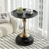 Mesa lateral de hierro forjado estilo europeo, mesa redonda pequeña para apartamentos pequeños, adecuada para usar junto a sofás, en dormitorios o como mesita de noche, con un diseño de lujo ligero
