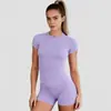 El popular conjunto de yoga dfyn de ZORA, con top de manga corta y shorts, un atuendo deportivo y de fitness sin costuras y de secado rápido