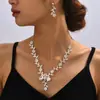 Al por mayor transfronterizo Yiwu Conjunto de Collar y Pendientes de Flor de Pedrería para Novia, Accesorios de Ropa de Banquete para Mujer, Suministro del Fabricante