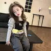 Tops para Niñas Primavera y Otoño 2026 Nuevo Estilo Bebé Niña Chaleco Elegante de Moda Capa Base Falso Dos Piezas Ropa Infantil