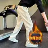Pantalones deportivos a rayas de alta gama elegantes para otoño e invierno para hombre, nuevos pantalones rectos holgados con forro polar para otoño e invierno para hombre