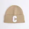 Otoño e invierno Nuevo gorro de punto para mujer estilo coreano casual cálido gorro de lana con letra C gorro de estudiante para pullover moda
