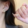 Pendientes pequeños y sencillos geométricos con forma de triángulo hueco y perla de estilo coreano S925 con aguja de plata