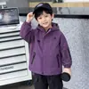 Jaqueta corta-vento infantil para primavera e outono 2026 Novo estilo Roupas de outono para bebê Jaqueta infantil estilosa com capuz