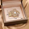 Moda Europeia e Americana Mais Vendida Broche de Flor com Pérolas de Luxo de Alta Qualidade Acessório de Roupa Alfinete de Lapela com um Design Estiloso e Broche Elegante