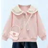 Nueva colección de primavera y otoño para niñas: top de moda de manga larga con un cuello elegante, combinado con lindos pantalones vaqueros casuales con estampado de dibujos animados - un conjunto de dos piezas