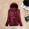 Jaqueta Leve de Penas Feminina Curta Penugem de Pato Branca Outono e Inverno 2024 Nova Slim Fit Tamanho Plus com Capuz Bolsa de Armazenamento