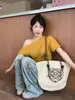 Camiseta de Manga Corta Super Favorecedora Hombros Descubiertos para Mujer, Nuevo Diseño Verano 2026, Top Corto Casual Elegante Color Amarillo Jengibre