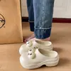 Zuecos blancos modernos antideslizantes de suela gruesa para mujer, nuevas zapatillas cerradas de verano 2025 para exteriores que aumentan la altura