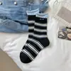 Meias Novas de Meia-Cança Listradas para Primavera e Verão com Punho Duplo, Meias Longas Versáteis com Letras em Tecido Falso e Design Color-Blocking para Mulheres