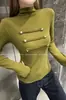 Camiseta de punto negra de manga larga ajustada para mujer, estilo retro americano, moderna, de cuello alto, con botones, colección de otoño 2026