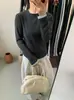 Camiseta de manga larga de invierno estilo coreano con empalme, look de dos piezas falsas, cuello redondo para mujer, combinación de colores, cintura entallada, aspecto entallado, top agradable a la piel