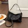 El bolso pequeño cuadrado de moda y genial para mujer de este año es el nuevo modelo de primavera 2026, un bolso de hombro de retazos de nicho para ir al trabajo y usar cruzado