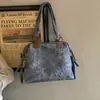 Bolsa Grande com Tachas Vintage para Mulheres 2026 Primavera Nova Bolsa Tote de Nicho Fashionável Grande Capacidade Diária de Ombro Sob o Braço