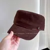 Gorra militar minimalista Melard de visera plana para mujer, gorra de béisbol cálida para otoño e invierno con pequeña insignia metálica, gorra versátil de equitación para usar en casa