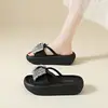 Pantuflas gruesas con lazo de pedrería estilo influencer para mujer, nuevo modelo de verano 2026, sandalias de suela blanda para exteriores, zapatos versátiles para la playa