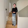 Camiseta Base AMOMI de Manga Larga con Cuello Henley y Cintura de Media Luna para Mujer, Nuevo Estilo Coreano de Principios de Otoño 2026, Ajuste Delgado Simple