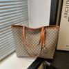 Bolsa para ir al trabajo para mujer 2025 Nueva de Gran Capacidad Otoño e Invierno Moda Trendy Letra Estampada Hombro Estilo Clase Bolso Tote