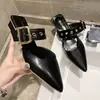 Zapatillas medias puntiagudas para mujer para exterior al por mayor primavera nuevo popular en línea versión coreana combinable tacón grueso tacones altos sandalias de punta cubierta