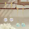 Pendientes largos populares de trébol de cuatro hojas de la suerte, sencillos y versátiles, que exudan un encanto etéreo, pendientes de clip para mujer para orejas sin perforar