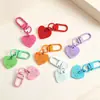 Fivela de porta colorida com pingente de coração, fofo acessório DIY de coração de pêssego, fivela pendurada criativa de metal pintado em cores de doce