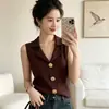 Colete de tricô sem mangas com decote em V estilo Chanel com design de fivela metálica para mulheres, novo estilo de verão, top lapela puro e atraente