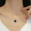 Colar Cruzado Azul Popular de Amor para Mulheres, Temperamento de Luxo Leve, Cheio de Diamantes, Corrente de Clavícula Fashion e Versátil, Aço Titânio Que Não Desbota