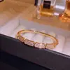 Pulsera de Cruz Completa de Diamantes para Mujer Lujo Ligero Exquisita Sensación de Alta Gama Zirconia Geométrico Brazalete Joyería de Mano para el Viaje Diario Celebridad de Internet
