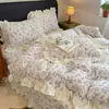 Juego de ropa de cama de cuatro piezas de terciopelo de leche, grueso, cálido y acogedor para el invierno, con una funda nórdica de alto gramaje, ribeteada con encaje y con estampado