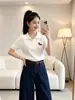 Blusa Botão Gola Pônei Bordada Chique para Mulheres, Novo Estilo Coreano Verão 2026, Tricô Elegante de Manga Curta para o Trabalho