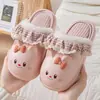 Novas pantufas de couro texturizado, antiderrapantes, impermeáveis e forradas com fleece para mulheres, para o outono e inverno de 2026, adequadas para uso interno no outono e inverno, e projetadas para casais se manterem aquecidos