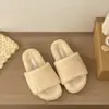 Cómodas pantuflas peludas de moda con suela plana para mujer, adecuadas para usar en exteriores, uso en casa, algodón, populares en línea, otoño e invierno 2026 ins