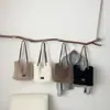 Nueva bolsa de felpa transfronteriza de otoño e invierno, bolsa de mano de gran capacidad para mujer, adecuada para el trabajo y los desplazamientos, bolso de mano peludo de un solo hombro