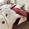 Nuevo Juego Sencillo de Invierno Espeso de Leche Polar Ropa de Cama Cuatro Piezas Funda Nórdica con Borde de Concha de Polar de Coral Sábana Plana Sábana Ajustable Juego de Tres Piezas