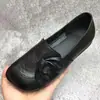 Sapatos Femininos de Tamanho Grande 35-43 Couro Macio Sapatos de Primavera e Outono Solado Macio Antiderrapante Bico Redondo Confortáveis Sapatos Baixos para Meia-Idade e Idosos