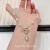 Elegante collar de diamantes marquesa en tono dorado de lujo ligero, cadena para la clavícula versátil y elegante de nicho, cierre OT de perlas artificiales estilo francés de lujo ligero