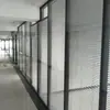 Fabricante de Jiangxi ofrece mamparas de oficina minimalistas de aleación de aluminio, incluyendo mamparas altas para edificios de oficinas y salas de conferencias, y mamparas de vidrio de una sola capa.