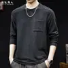 Camiseta simples e casual de manga comprida para homens, novo estilo outono 2026, corte solto, plus size, gola redonda, cinza escuro, com bolsos