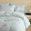 Conjunto de Quatro Peças de Cama de Veludo Leite Espesso de Inverno Capa de Edredom de Veludo Coral Bordado Desenho Animado Quente Conjunto de Três Peças de Lençóis de Cama