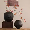 Juego Vintage de Tres Jarrones Cerámicos Negros Hechos a Mano con Textura y Patrones Tallados Wabi-Sabi, Jarrones Decorativos para B&Bs y Hoteles
